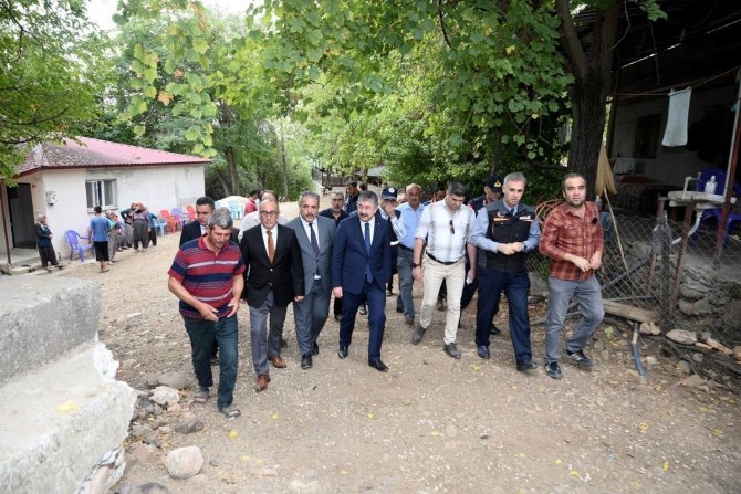 Vali Yılmaz, Depremde Zarar Gören Evlerde İncelemelerde Bulundu