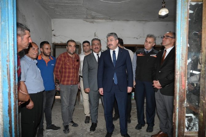 Vali Yılmaz, Depremde Zarar Gören Evlerde İncelemelerde Bulundu