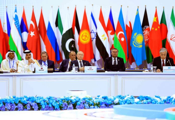 Putin: "Asya Ülkeleri, Dünya Ekonomisinin Büyümesinde Kilit Rol Oynuyor"