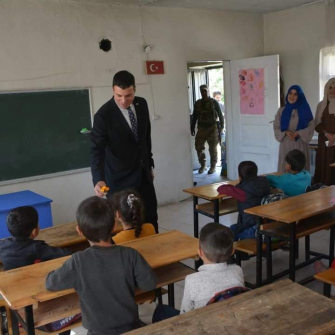 Şemdinli Kaymakamı Taşgın Köy Ve Okul Ziyaretlerine Devam Ediyor