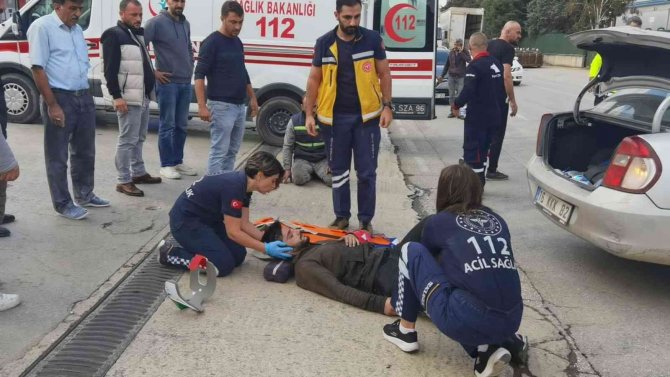 Motosiklet İle Otomobilin Çarpıştığı Kaza Kameraya Yansıdı