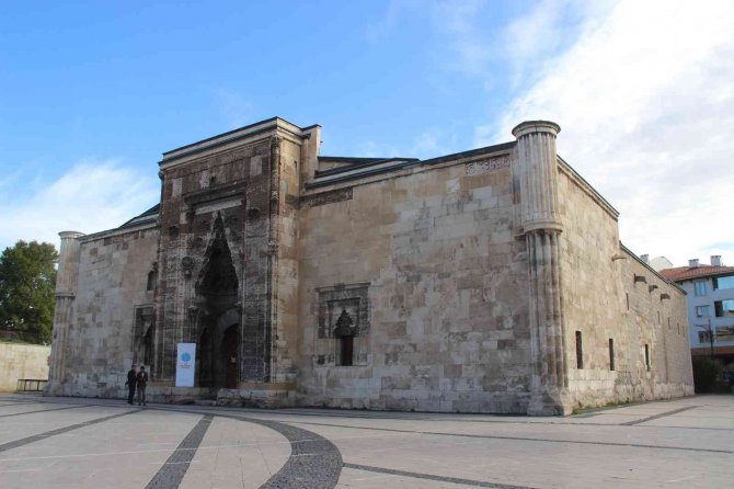 8 Asırlık Medresede Yeniden Dersbaşı Yaptılar