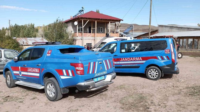 Kadın Ve Kocası Evlerinde Ölü Bulundu