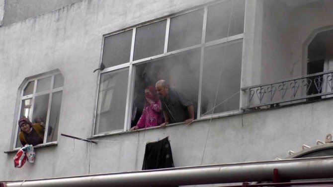 Sultangazi’de Yangında Can Pazarı: Mahsur Kalanlar Vinçle Kurtarıldı