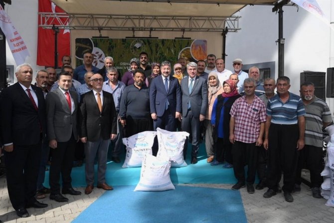 Osmaniye’de Çiftçilere 19 Ton Yerli Arpa Tohumu Dağıtıldı