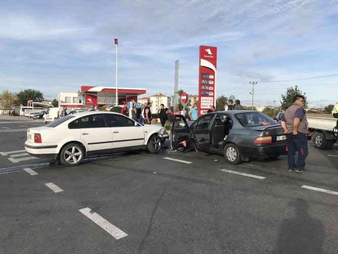 Kavşakta İki Otomobil Çarpıştı: 1 Yaralı