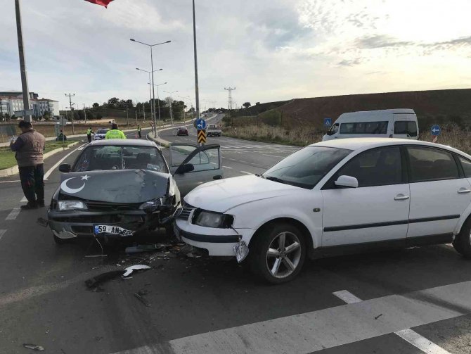 Kavşakta İki Otomobil Çarpıştı: 1 Yaralı