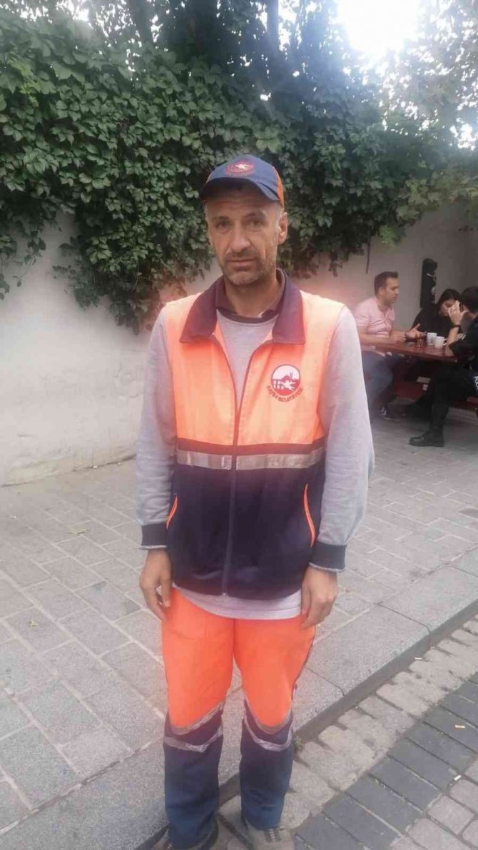 Fatih’te Temizlik İşçisi Yolda Para Dolu Cüzdan Buldu
