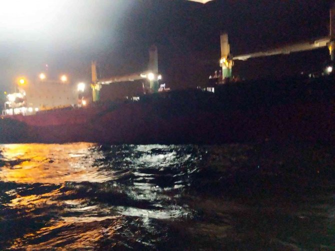 İ̇stanbul Boğazı’nda Yük Gemisi Arıza Yaptı