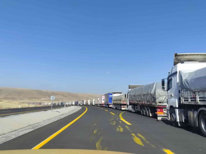 Gürcistan Sınırında 8 Kilometrelik Tır Kuyruğu