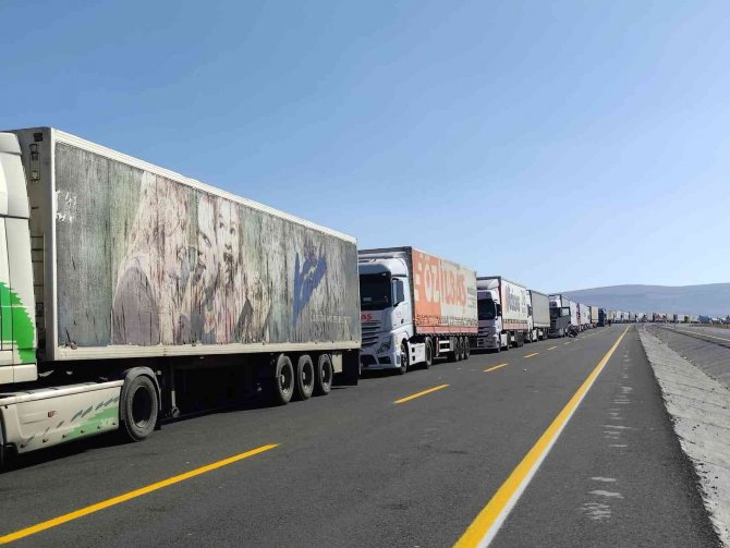 Gürcistan Sınırında 8 Kilometrelik Tır Kuyruğu