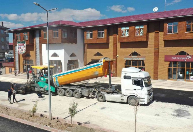 Saray İlçesindeki En İşlek Caddeyi Yeniliyor