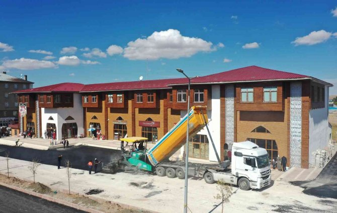 Saray İlçesindeki En İşlek Caddeyi Yeniliyor