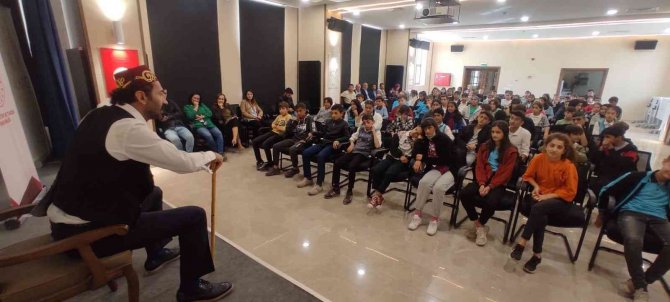 Van İ̇l Halk Kütüphanesinden Öğrencilere Meddah Gösterisi