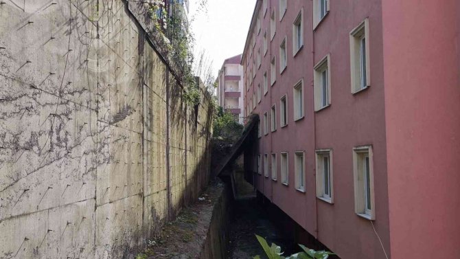 Zonguldak’ta İstinat Duvarı Çöktü: 20 Daire Tahliye Edildi