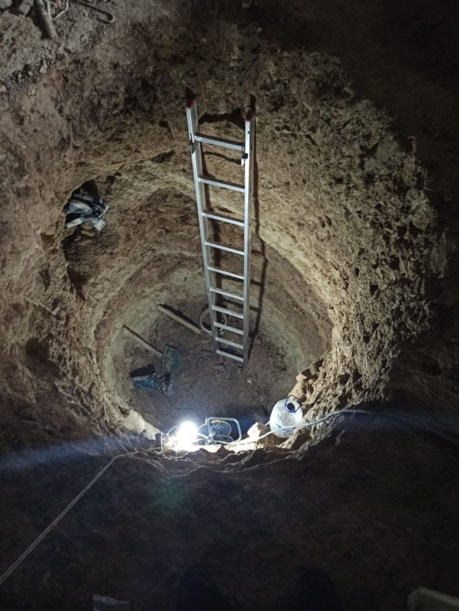 Evinin Altına 3 Metrelik Kuyu Açıp Kaçak Kazı Yaptı