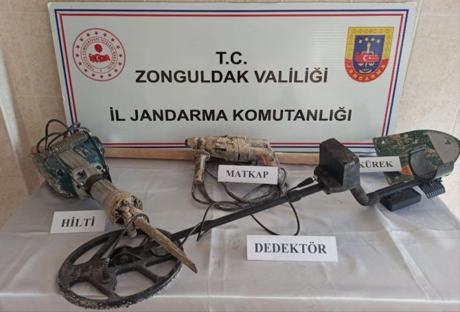 Evinin Altına 3 Metrelik Kuyu Açıp Kaçak Kazı Yaptı