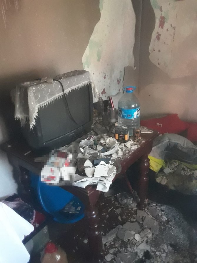 Ailesiyle Birlikte Yaşadığı Evi Yaktı