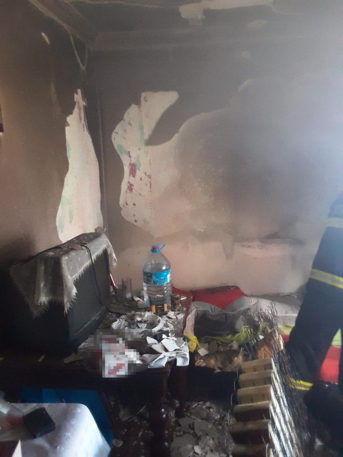 Ailesiyle Birlikte Yaşadığı Evi Yaktı