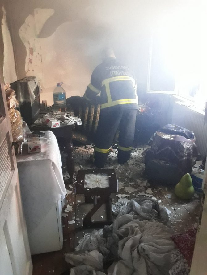 Ailesiyle Birlikte Yaşadığı Evi Yaktı