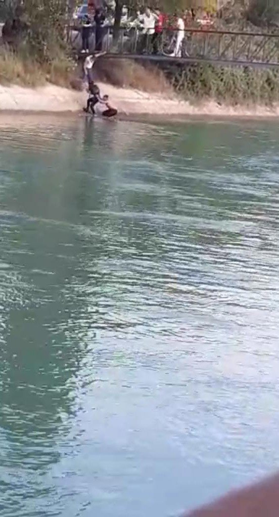 Sulama Kanalına Düşen Kadını Vatandaşlar Kurtardı