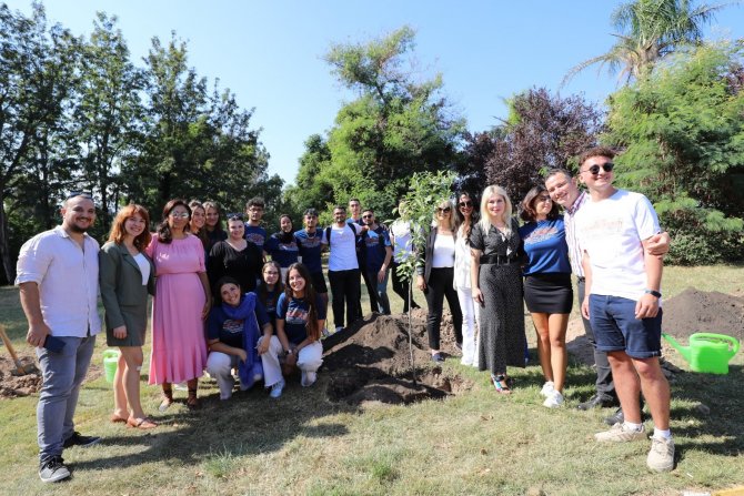 Rektör Prof. Dr. Özlenen Özkan, Yabancı Öğrencilerle Fidan Dikti