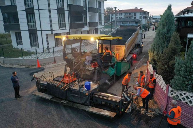 Akyazı’da Asfalt Çalışmaları Gece-gündüz Sürüyor