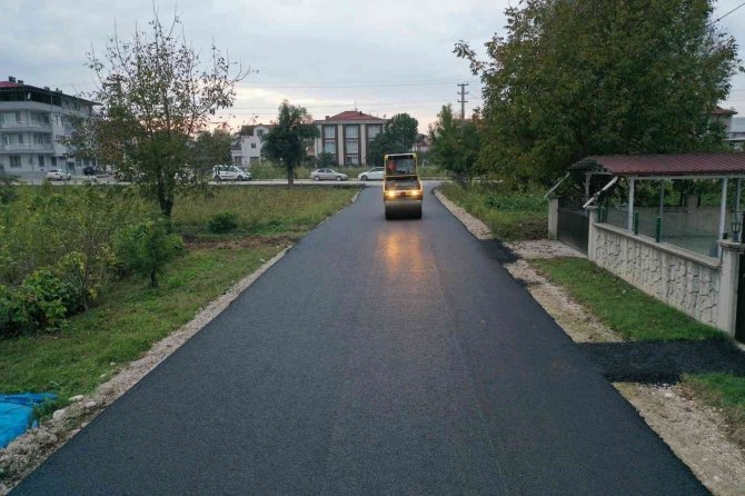 Akyazı’da Asfalt Çalışmaları Gece-gündüz Sürüyor
