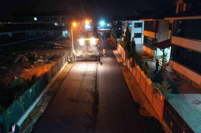 Akyazı’da Asfalt Çalışmaları Gece-gündüz Sürüyor