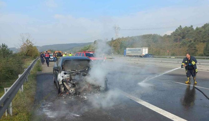 Seyir Halindeki Otomobil Motor Kısmından Yandı