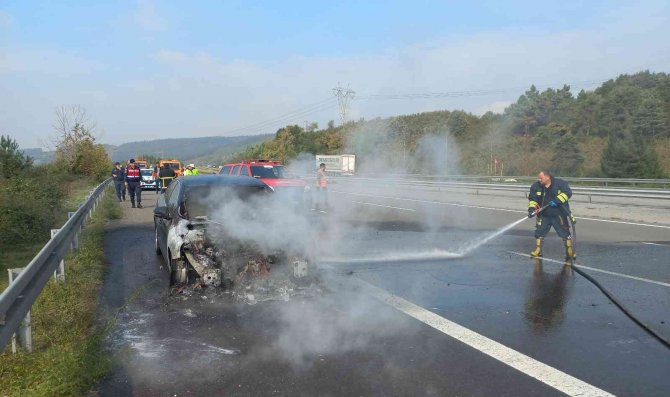 Seyir Halindeki Otomobil Motor Kısmından Yandı