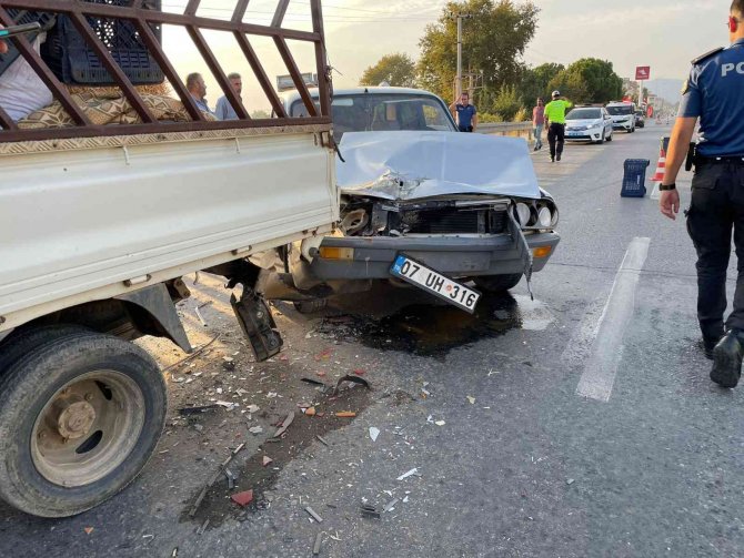 Kasaları Almak İçin Duran Kamyonete Otomobil Çarptı: 1 Yaralı