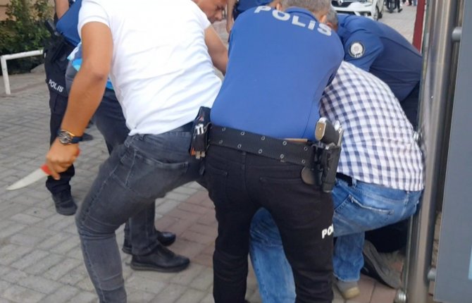 Polisin Elindeki Bıçağı Alıp Sakinleştirdiği Kadın, Çantasından İkinci Bıçağı Çıkardı