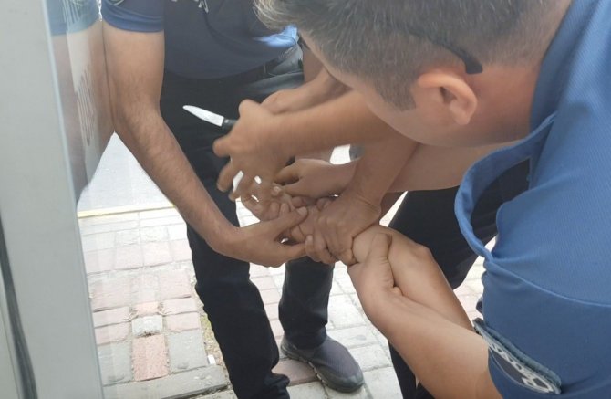 Polisin Elindeki Bıçağı Alıp Sakinleştirdiği Kadın, Çantasından İkinci Bıçağı Çıkardı