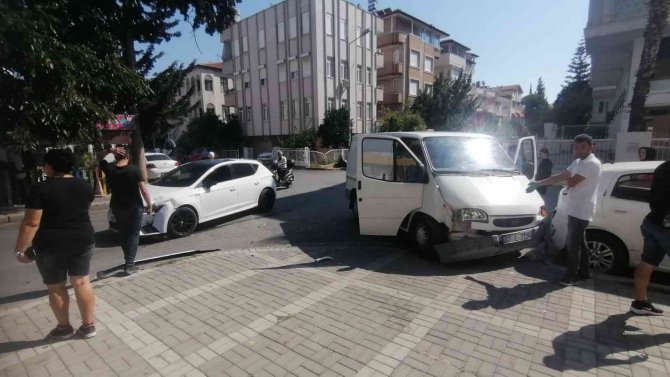 Zincirleme Kazada Yaralanan Sürücü Ambulansta Ağladı