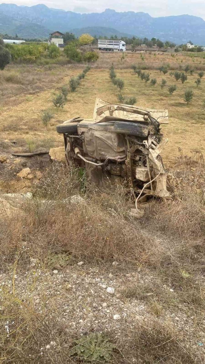 Serik’te Kaza: Anı İstikamete Giden İki Otomobil Çarpıştı, 3 Kişi Yaralandı