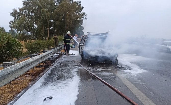 Otoyolda Yanan Araç Demir Yığınına Döndü
