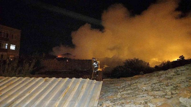 Bandırma’da Ahşap Binada Yangın