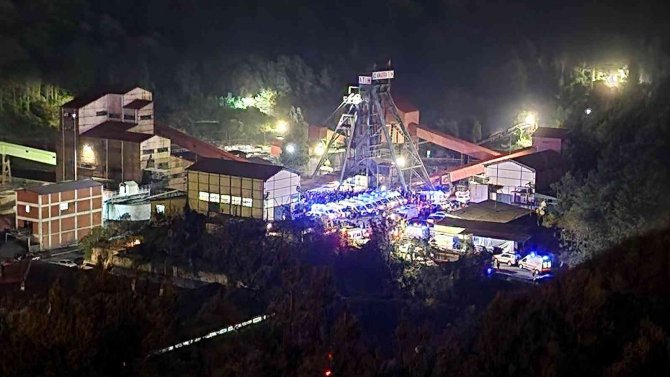 Madendeki Patlamada Yaralanan İşçiler Hastaneye Kaldırılıyor