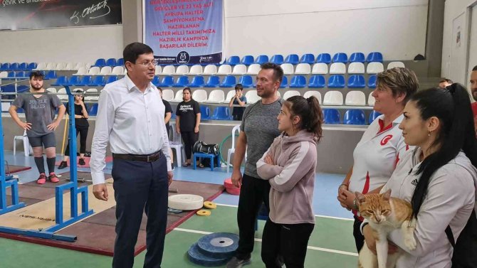 Başkan Özcan, Milli Takımı Ziyaret Etti