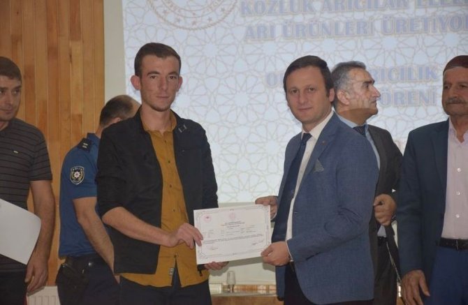 Kozluk’ta Eğitimini Tamamlayan Arı Yetiştiricilerine Sertifika Verildi