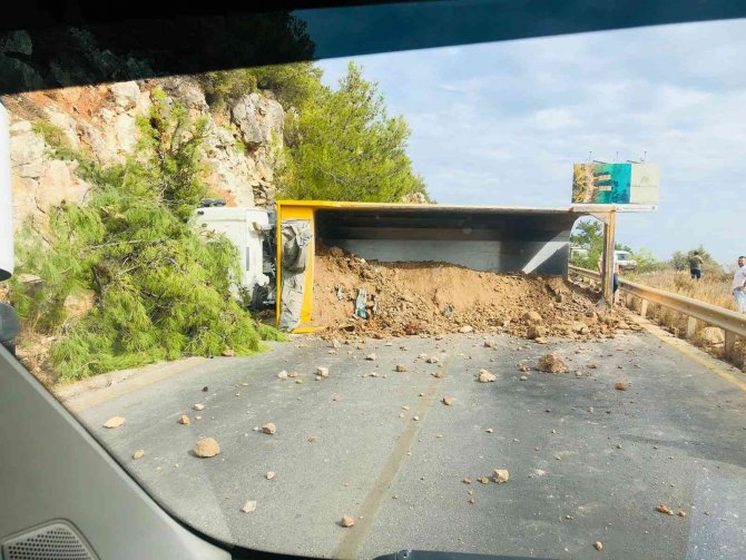 Hafriyat Kamyonu Devrildi, Kilometrelerce Araç Kuyruğu Oluştu