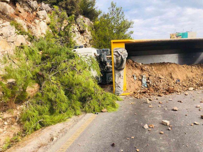 Hafriyat Kamyonu Devrildi, Kilometrelerce Araç Kuyruğu Oluştu