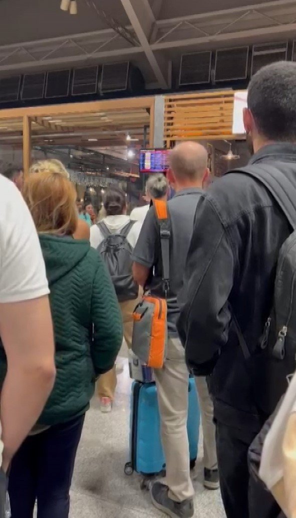 Bodrum-i̇stanbul Uçak Seferi Gecikti, Yolcular Tepki Gösterdi