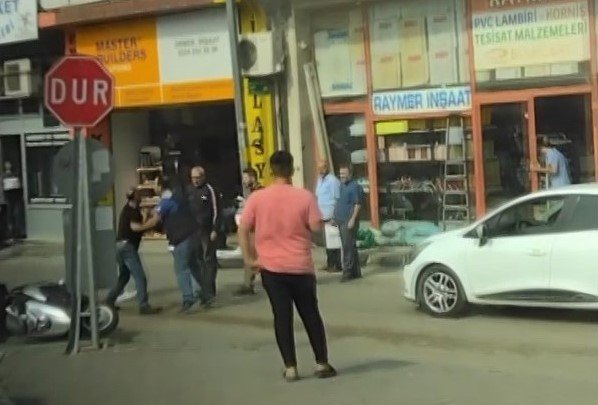 Bir Tarafta Yangın, Bir Tarafta Kavga