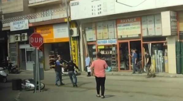 Bir Tarafta Yangın, Bir Tarafta Kavga