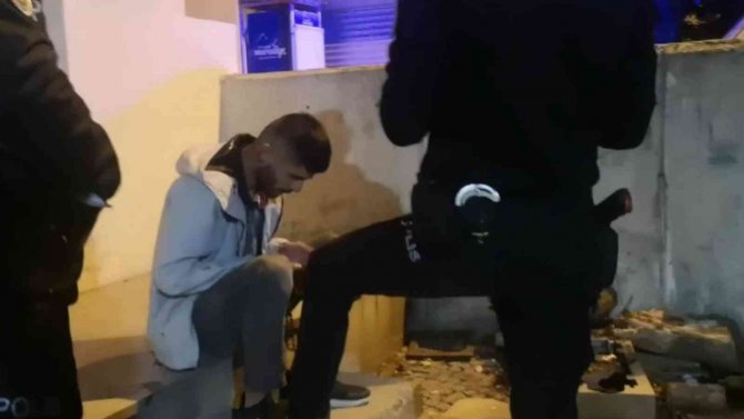 Mezarlıkta Feci Şekilde Dövdüler