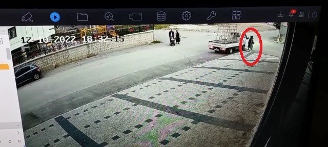 Görünmez Kaza...yeleği Kamyonetin Kasasına Takılan Kadın Ağır Yaralandı.