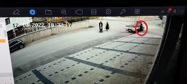 Görünmez Kaza...yeleği Kamyonetin Kasasına Takılan Kadın Ağır Yaralandı.