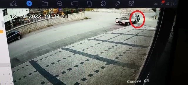 Görünmez Kaza...yeleği Kamyonetin Kasasına Takılan Kadın Ağır Yaralandı.